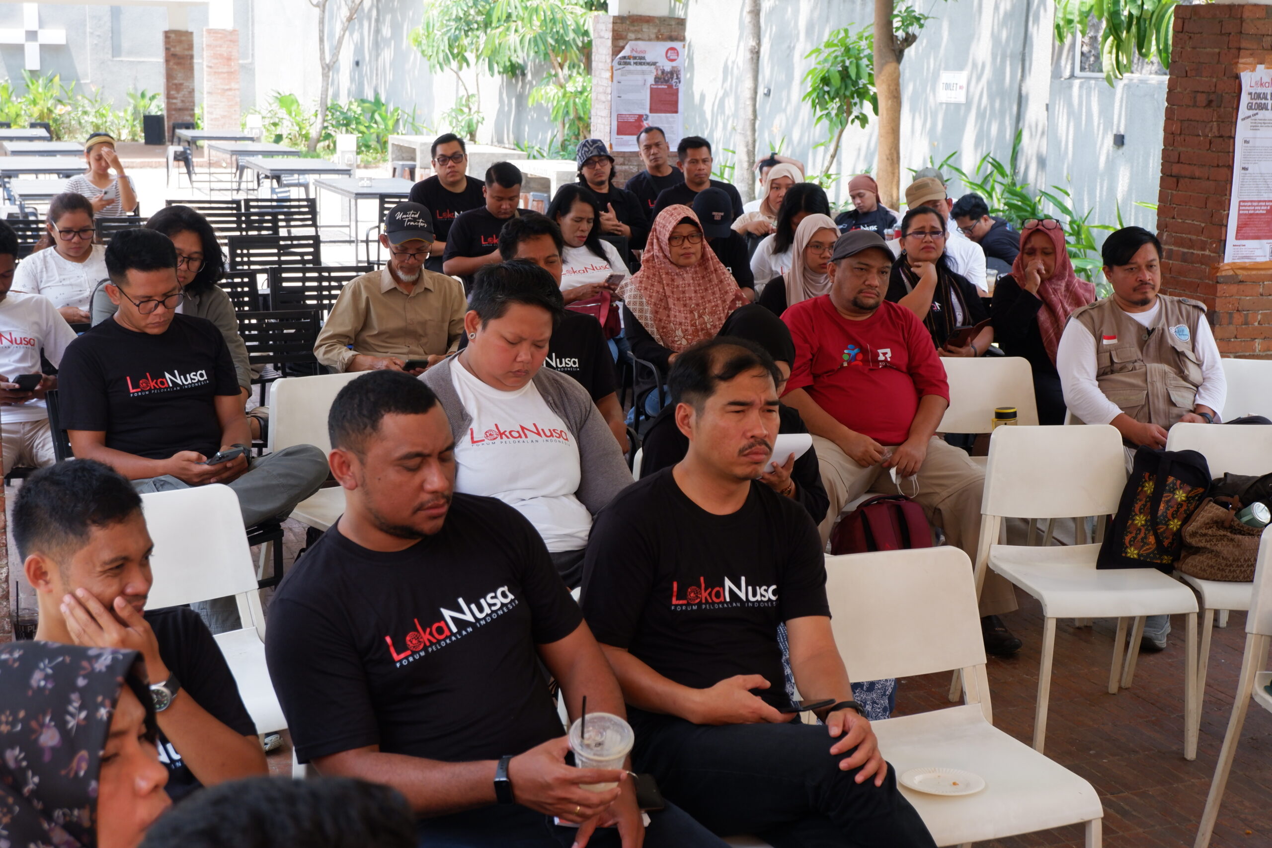 Peserta kongres sedang mengikuti dialog nasional forum Lokanusa