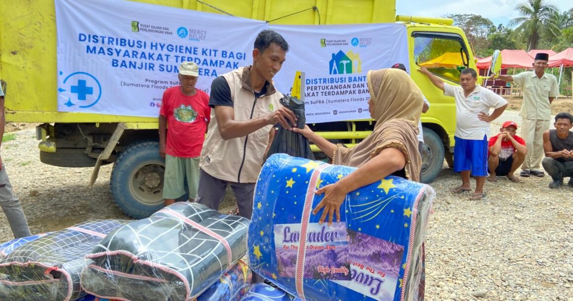 Anggota Forum LokaNusa – PKPA dan Mercy Relief Salurkan Ratusan Paket Bantuan untuk Warga Desa Tanjung Gelumpang