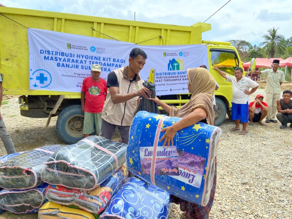 Anggota Forum LokaNusa – PKPA dan Mercy Relief Salurkan Ratusan Paket Bantuan untuk Warga Desa Tanjung Gelumpang