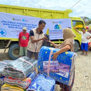 Anggota Forum LokaNusa – PKPA dan Mercy Relief Salurkan Ratusan Paket Bantuan untuk Warga Desa Tanjung Gelumpang Anggota Forum LokaNusa – PKPA dan Mercy Relief Salurkan Ratusan Paket Bantuan untuk Warga Desa Tanjung Gelumpang