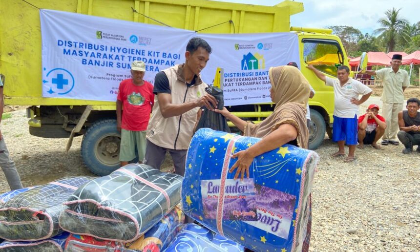 Anggota Forum LokaNusa – PKPA dan Mercy Relief Salurkan Ratusan Paket Bantuan untuk Warga Desa Tanjung Gelumpang Anggota Forum LokaNusa – PKPA dan Mercy Relief Salurkan Ratusan Paket Bantuan untuk Warga Desa Tanjung Gelumpang
